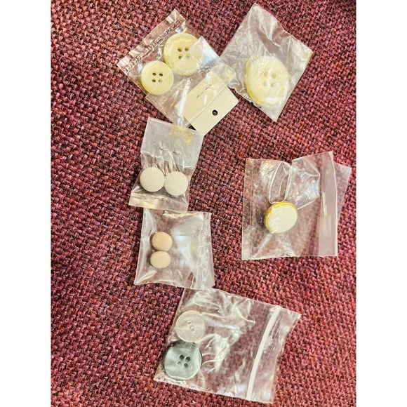 Vintage Singer sewing tin container with old buttons - Picture 5 of 13